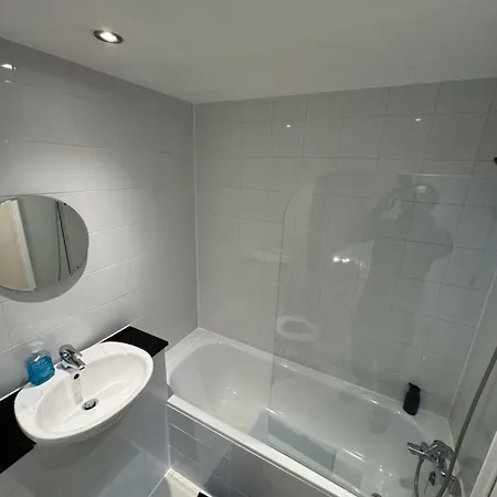 Charming 3-bedroom Modern In アパート *