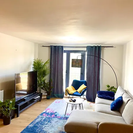 アパート Charming 3-bedroom Modern In