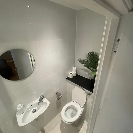 アパート Charming 3-bedroom Modern In *