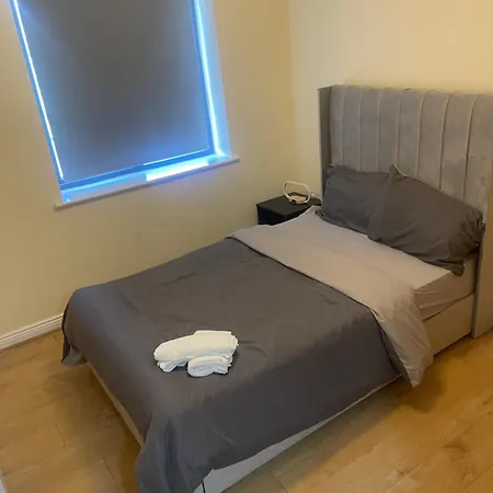 Charming 3-bedroom Modern In דירה *
