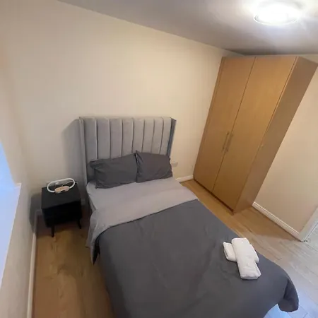 Charming 3-bedroom Modern In Apartamento Dublín